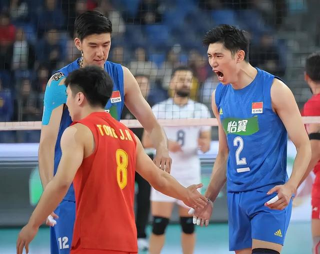 今夜体能课后,上海海港官宣签约备战法甲,管理层满意,团队化学反应显著(从法甲开始的成神之路笔趣阁) 今夜体能课后,上海海港官宣签约备战法甲,管理层满意,团队化学反应显著(从法甲开始的成神之路笔趣阁)